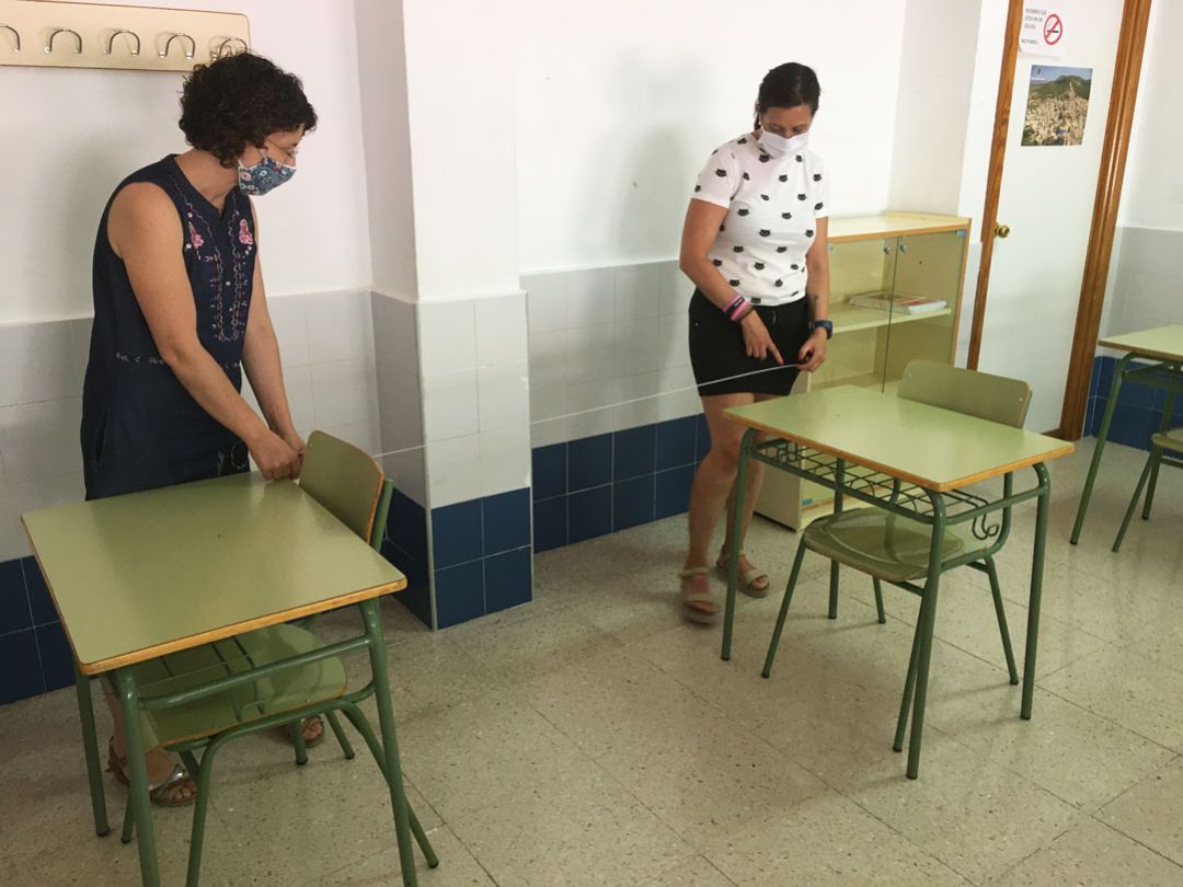 Dos profesoras del IES Pare Vitòria toman medidas entre las mesas de las aulas Dos profesoras del IES Pare Vitòria toman medidas entre las mesas de las aulas