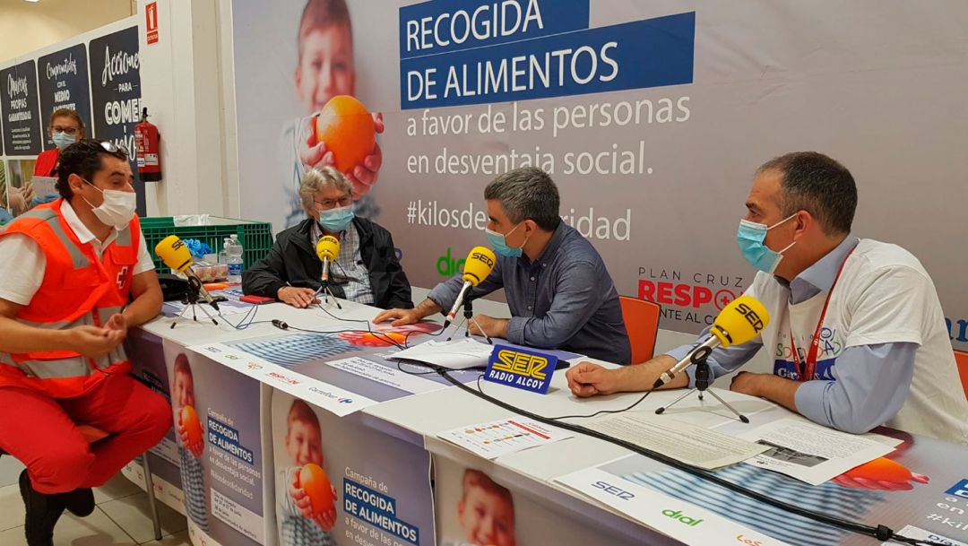 Un instante del programa especial que Radio Alcoy dedicó a esta iniciativa solidaria Un instante del programa especial que Radio Alcoy dedicó a esta iniciativa solidaria