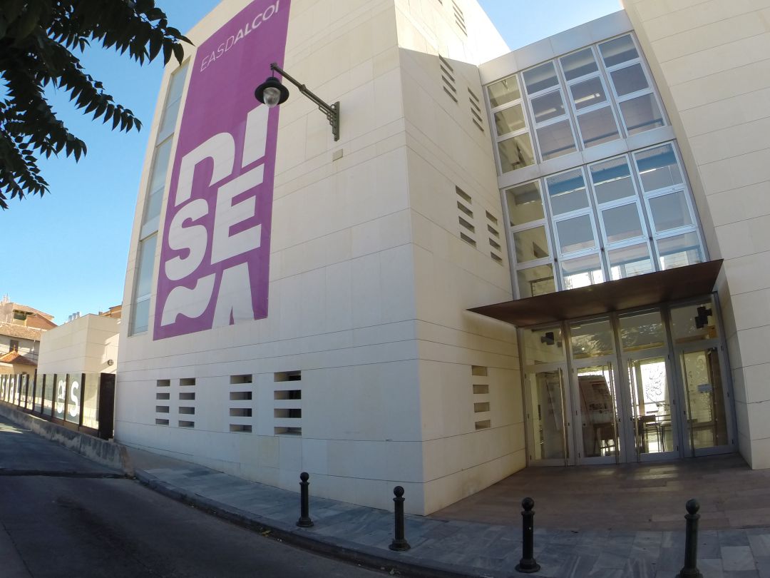 L'Escola d'Art i Superior de Disseny d'Alcoi celebra en juliol les proves d'accés als cicles formatius i estudis superiors de disseny. L'Escola d'Art i Superior de Disseny d'Alcoi celebra en juliol les proves d'accés als cicles formatius i estudis superiors de disseny.