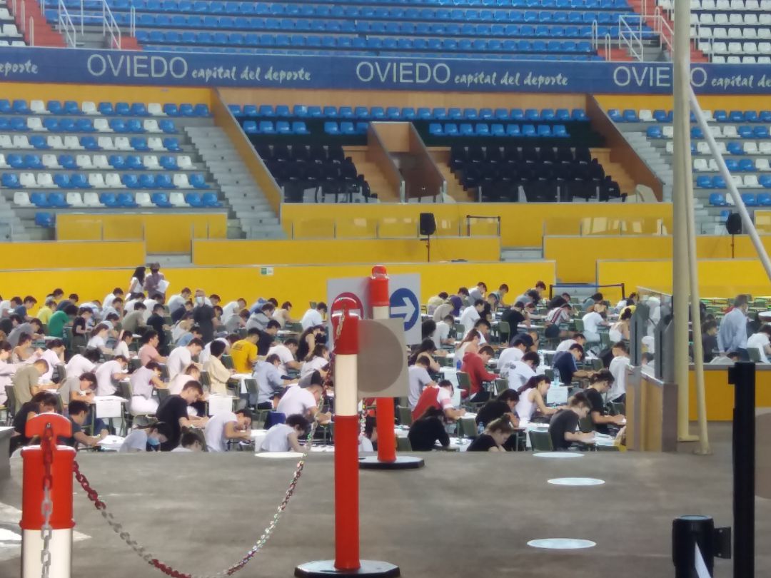 Los estudiantes citados en el Palacio de los Deportes de Oviedo realizando el primer examen de las Pruebas de Acceso a la Universidad Los estudiantes citados en el Palacio de los Deportes de Oviedo realizando el primer examen de las Pruebas de Acceso a la Universidad