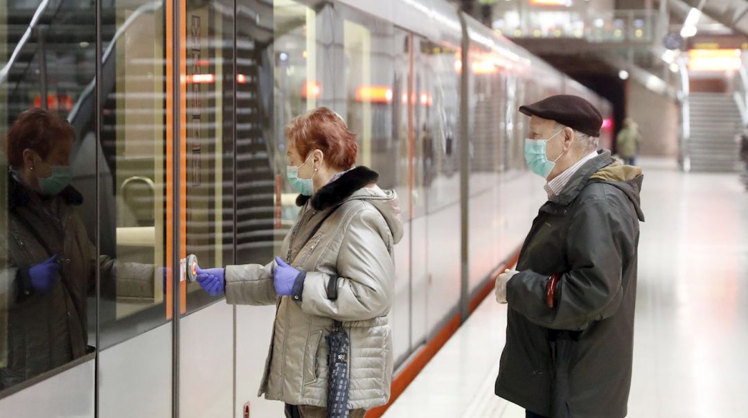 Metro Bilbao ha dispuesto dispensadores de gel hidroalcohólico en todas las estaciones, desinfecta "constantemente" estaciones y trenes, y ha limitado el aforo de diferentes áreas como las oficinas de atención a clientes. Metro Bilbao ha dispuesto dispensadores de gel hidroalcohólico en todas las estaciones, desinfecta "constantemente" estaciones y trenes, y ha limitado el aforo de diferentes áreas como las oficinas de atención a clientes.
