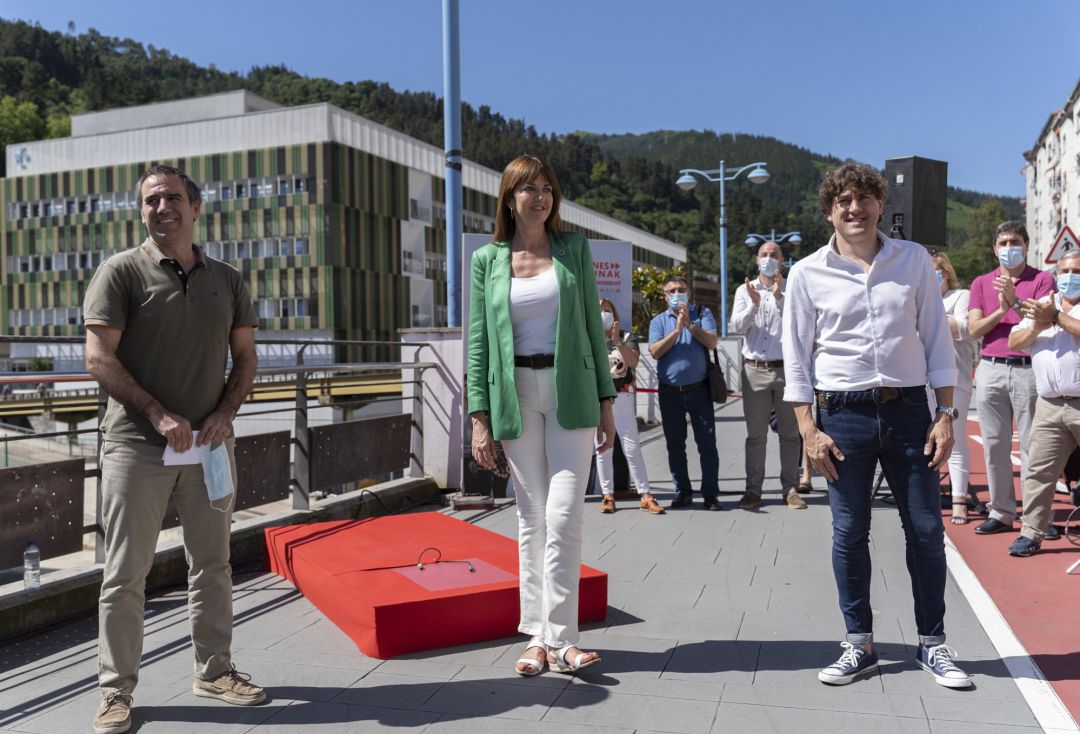 El alcalde de Eibar, Miguel de los Toyos, y los candidatos socialistas Idoia Mendia y Eneko Andueza El alcalde de Eibar, Miguel de los Toyos, y los candidatos socialistas Idoia Mendia y Eneko Andueza