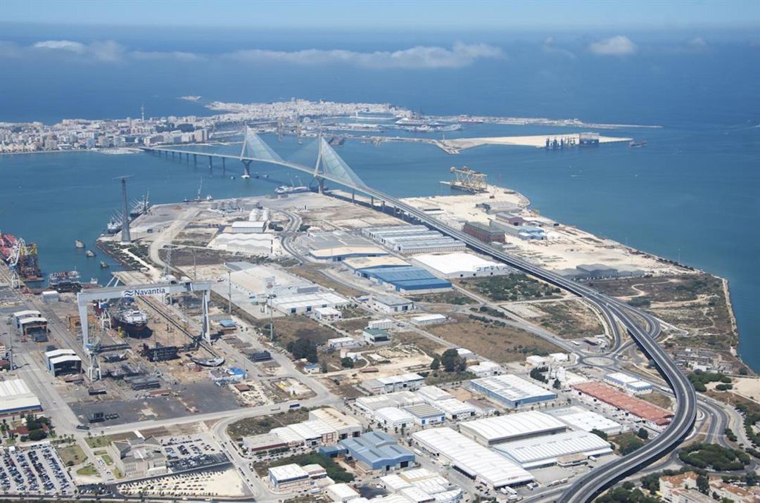 Imagen aérea con el muelle de La Cabezuela al fondo Imagen aérea con el muelle de La Cabezuela al fondo