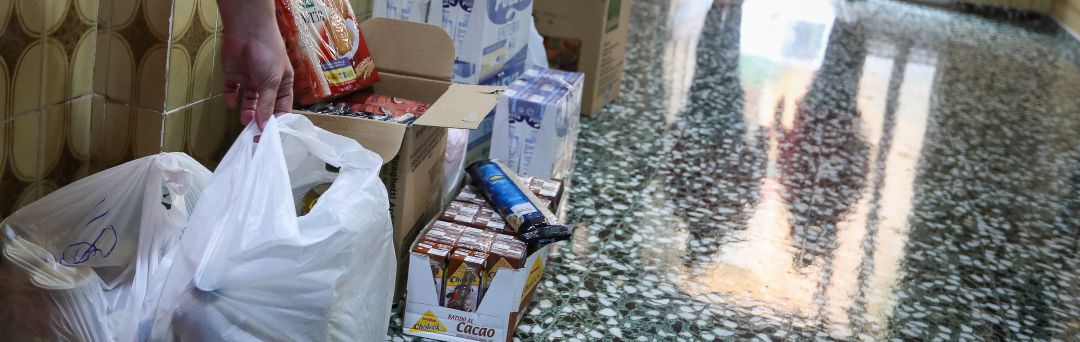 Voluntarias de la Curz Roja recogen alimentos para donar Voluntarias de la Curz Roja recogen alimentos para donar