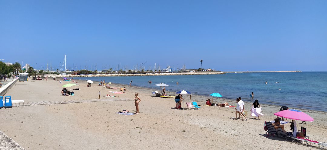 Playa de la Marineta Cassiana, una de las que cuenta con punto de baño adaptado en Dénia. Playa de la Marineta Cassiana, una de las que cuenta con punto de baño adaptado en Dénia.
