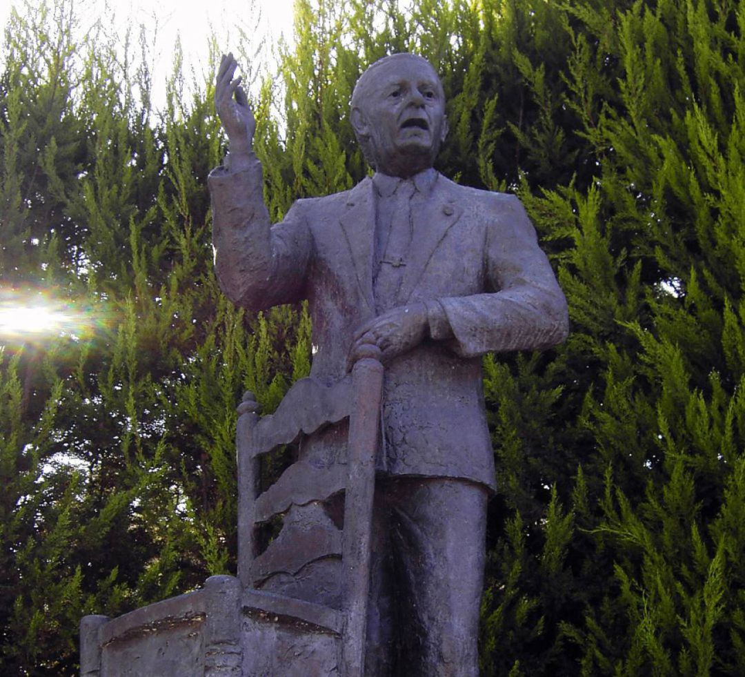 Monumento a Paco Toronjo Monumento a Paco Toronjo