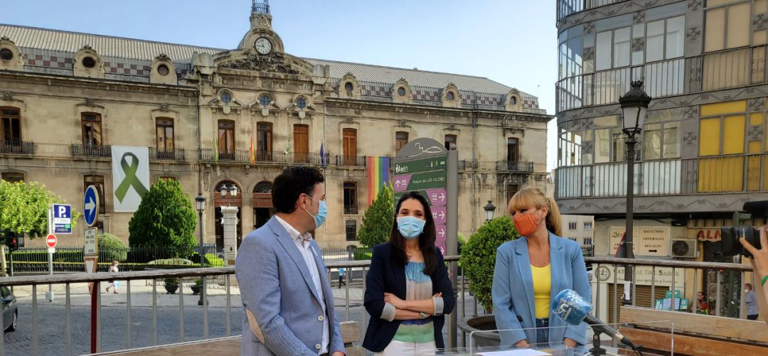 Ildefonso Ruiz, Mónica Moreno y María Cantos. Ildefonso Ruiz, Mónica Moreno y María Cantos.