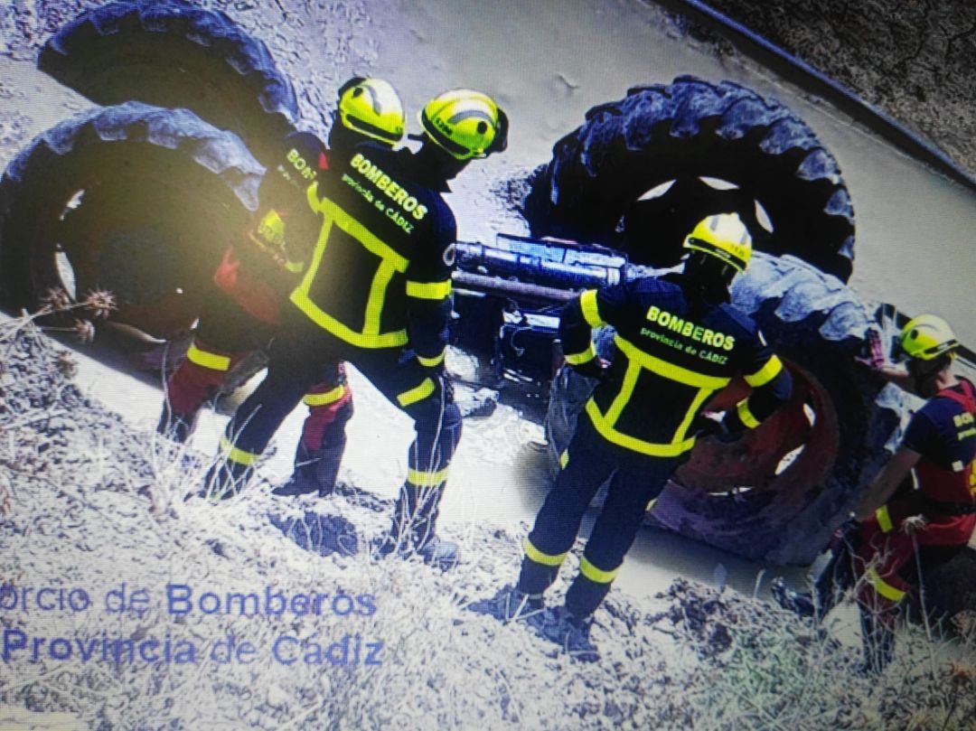 El cadáver del agricultor quedó atrapado bajo el tractor El cadáver del agricultor quedó atrapado bajo el tractor