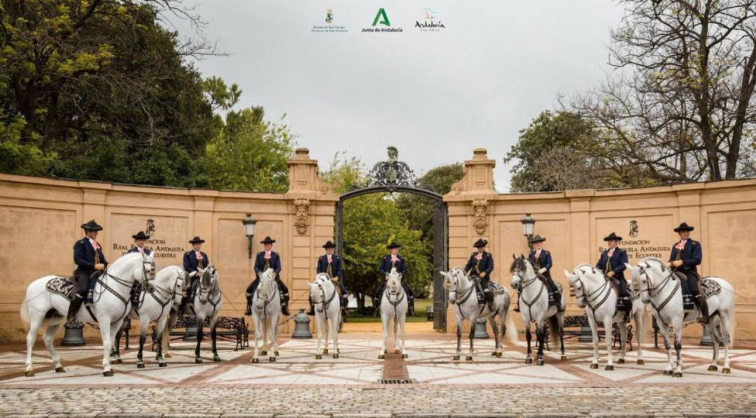 Jinetes a las puertas de la Real Escuela Andaluza del Arte Ecuestre de Jerez Jinetes a las puertas de la Real Escuela Andaluza del Arte Ecuestre de Jerez