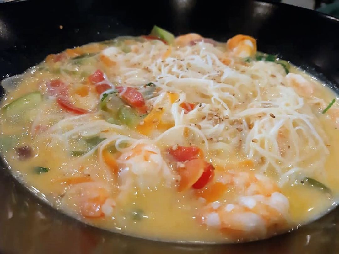 Wok de fideos de arroz con langostinos, verduras y leche de coo Wok de fideos de arroz con langostinos, verduras y leche de coo