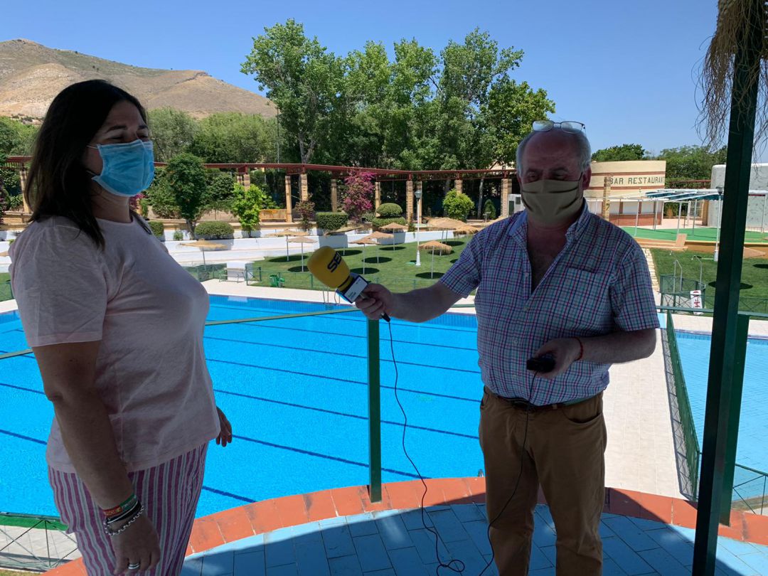 Momento de la entrevista a la alcaldesa de Jódar, Mª Teresa García, en las instalaciones de la PIscina Municipal Momento de la entrevista a la alcaldesa de Jódar, Mª Teresa García, en las instalaciones de la PIscina Municipal