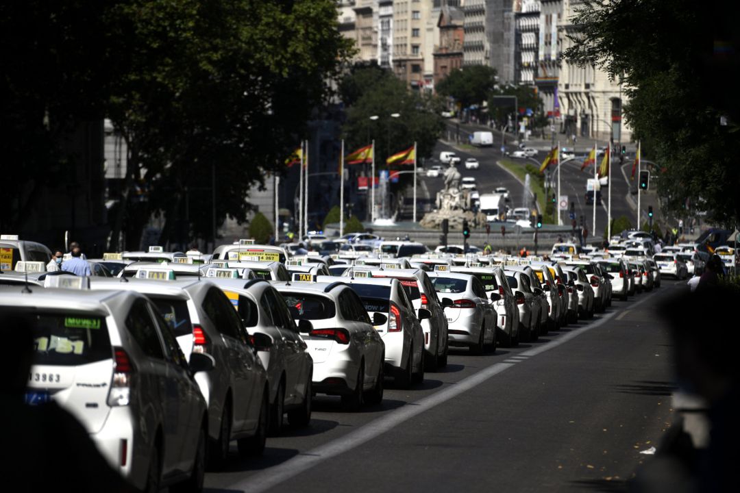 Taxistas permanecen estacionados en vías cercanas a la Puerta de Alcalá durante una macroconcentración de vehículos convocada este martes. Taxistas permanecen estacionados en vías cercanas a la Puerta de Alcalá durante una macroconcentración de vehículos convocada este martes.