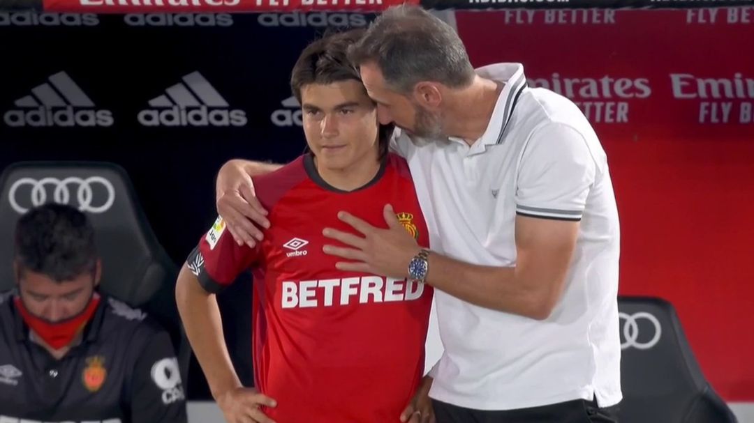 Vicente Moreno da instrucciones a Luka Romero antes de debutar contra el Real Madrid. Vicente Moreno da instrucciones a Luka Romero antes de debutar contra el Real Madrid.