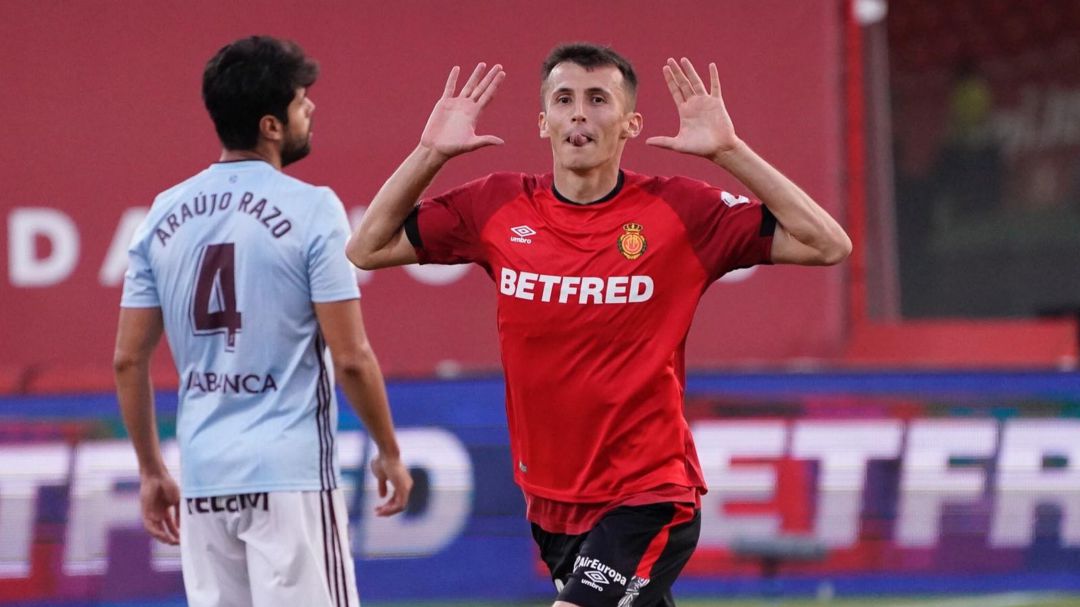 Budimir celebra su doblete al Celta. Budimir celebra su doblete al Celta.