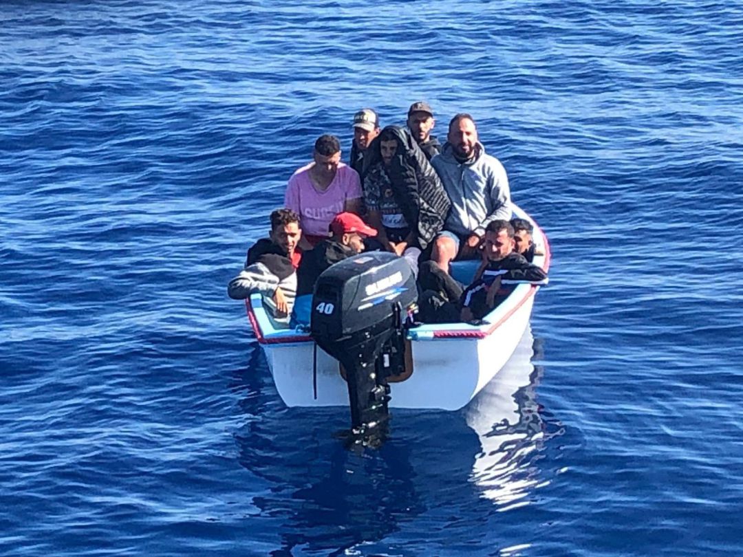 Imagen de una patera llegada a las costas de la Región
Imagen de una patera llegada a las costas de la Región
