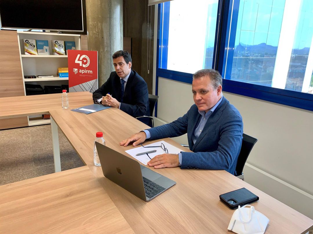 El consejero de Fomento e Infraestructuras, José Ramón Díez de Revenga, y el presidente de la Asociación de Promotores de la Región (Apirm), José Ramón Blázquez, durante la reunión en la que han hablado sobre el nuevo modelo de vivienda protegida El consejero de Fomento e Infraestructuras, José Ramón Díez de Revenga, y el presidente de la Asociación de Promotores de la Región (Apirm), José Ramón Blázquez, durante la reunión en la que han hablado sobre el nuevo modelo de vivienda protegida