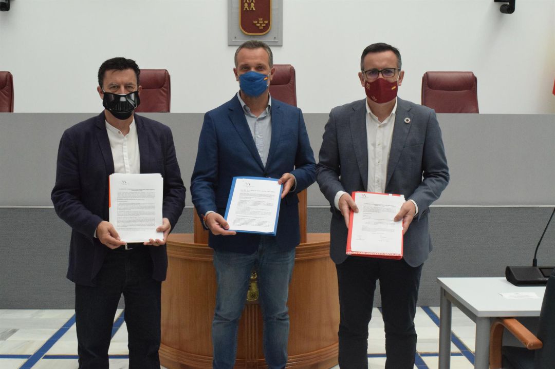 Los portavoces de los tres partidos entregan las enmiendas en la Asamblea Los portavoces de los tres partidos entregan las enmiendas en la Asamblea