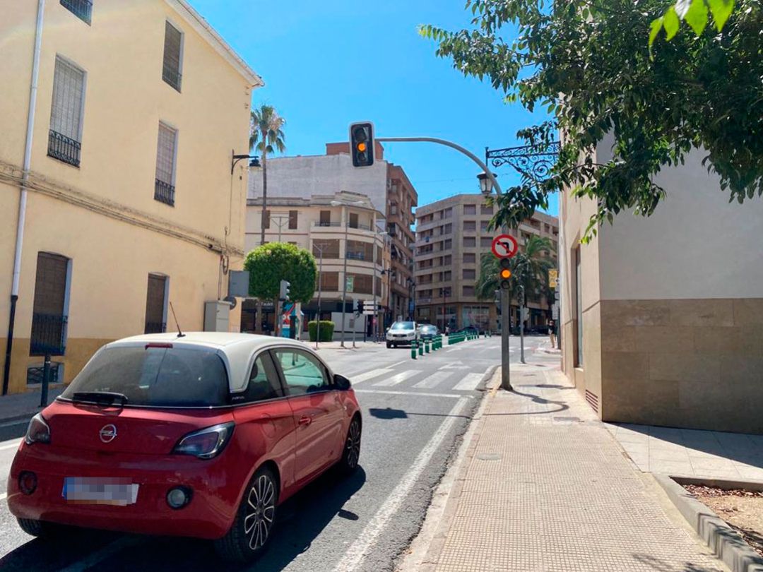 Una imatge del semàfor d'entrada a la plaça Concepció en àmbar Una imatge del semàfor d'entrada a la plaça Concepció en àmbar
