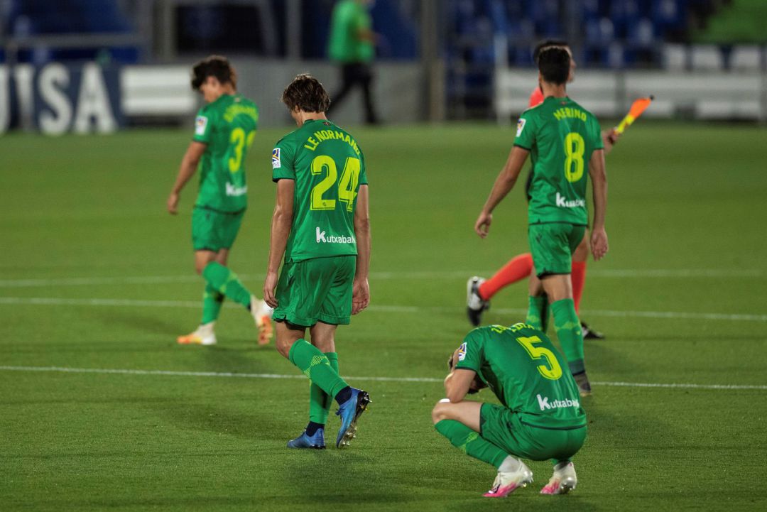 Desesperación de los jugadores de la Real tras perder en Getafe Desesperación de los jugadores de la Real tras perder en Getafe