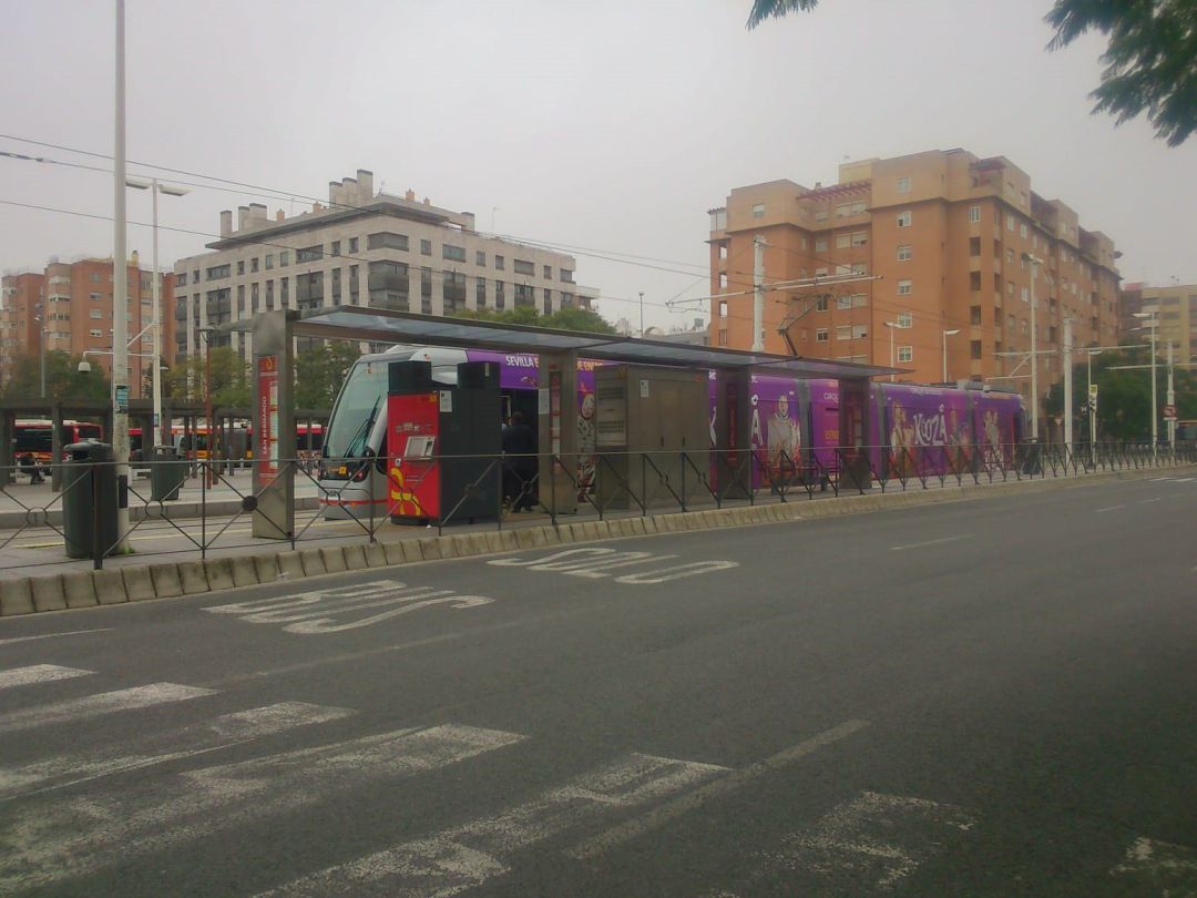 El tranvía en la parada de San Bernardo El tranvía en la parada de San Bernardo