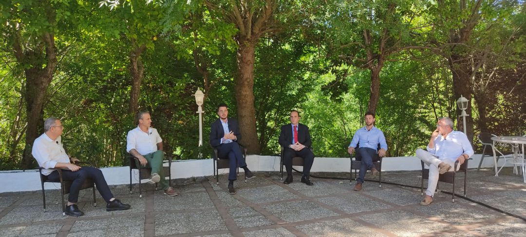 Primera mesa de diálogo con el diputado de turismo, Francisco Javier Lozano Primera mesa de diálogo con el diputado de turismo, Francisco Javier Lozano