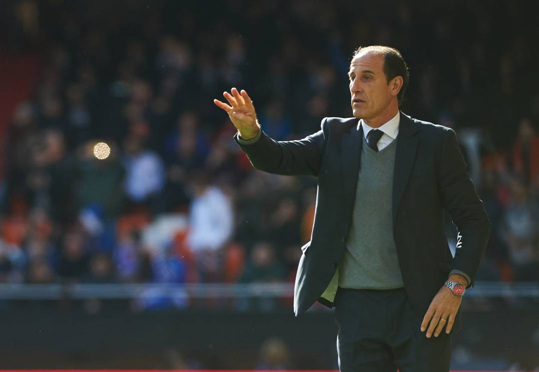 Voro, dirigiendo un partido con el Valencia. Voro, dirigiendo un partido con el Valencia.