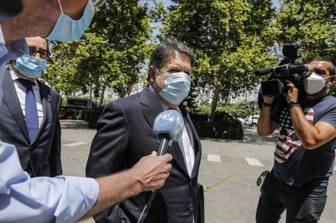 El expresidente de la Generalitat valenciana y exvicepresidente de Bankia José Luis Olivas, rodeado de medios de comunicación a su llegada al Juzgado número 8 de Valencia - que instruye presuntos sobornos a cambio de adjudicaciones de las ITV y el Plan Eólico Valenciano-, en Valencia, Comunidad Valenciana (España), a 30 de junio de 2020. Olivas será juzgado por la presunta trama de Erial por la que también se investiga al expresidente de la Generalitat y exministro de Trabajo con el PP Eduarzo Zaplana por supuesta prevaricación, malversación y blanqueo.
El expresidente de la Generalitat valenciana y exvicepresidente de Bankia José Luis Olivas, rodeado de medios de comunicación a su llegada al Juzgado número 8 de Valencia - que instruye presuntos sobornos a cambio de adjudicaciones de las ITV y el Plan Eólico Valenciano-, en Valencia, Comunidad Valenciana (España), a 30 de junio de 2020. Olivas será juzgado por la presunta trama de Erial por la que también se investiga al expresidente de la Generalitat y exministro de Trabajo con el PP Eduarzo Zaplana por supuesta prevaricación, malversación y blanqueo.