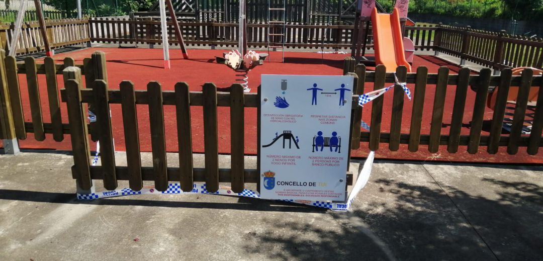 Cartel informando de las medidas para utilizar los parques infantiles de Tui. Cartel informando de las medidas para utilizar los parques infantiles de Tui.