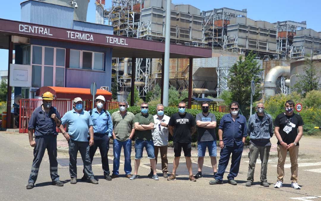 Trabajadores de la Central de Andorra este lunes 29 de junio en la puerta cuando terminó el turno de mañana. Trabajadores de la Central de Andorra este lunes 29 de junio en la puerta cuando terminó el turno de mañana.
