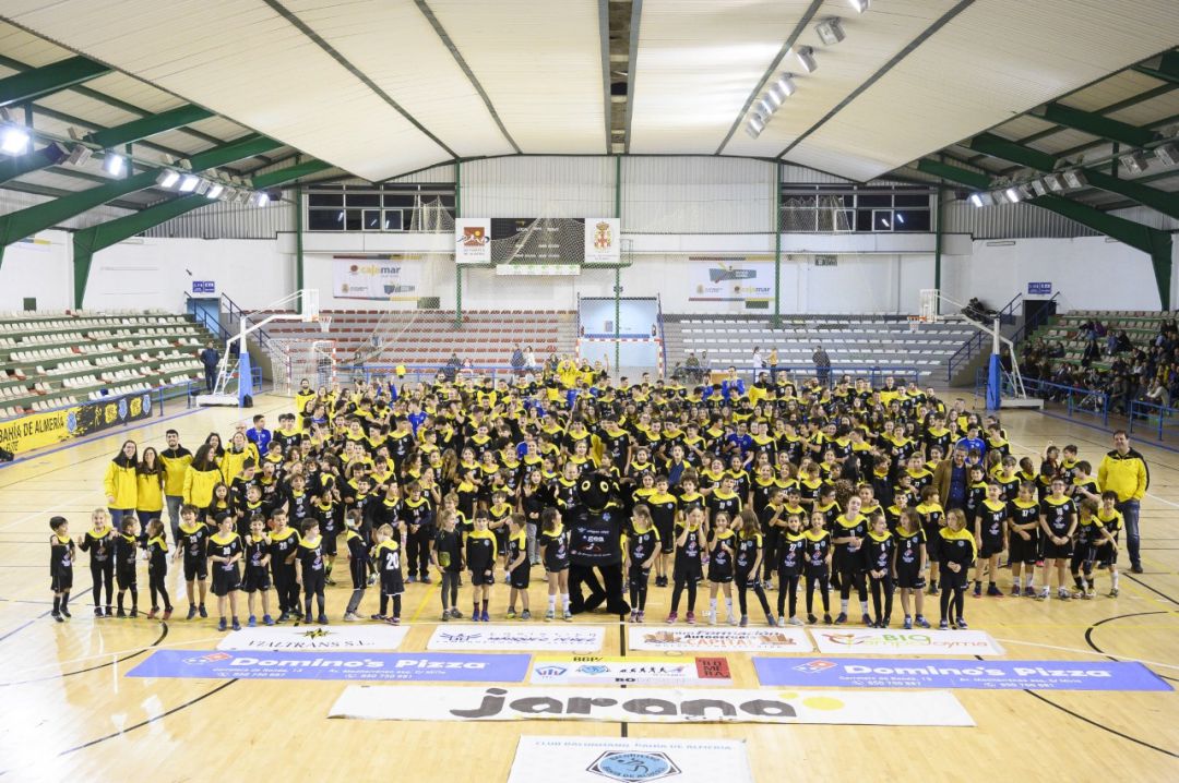 La gran familia del Bahía de Almería en la presentación. La gran familia del Bahía de Almería en la presentación.