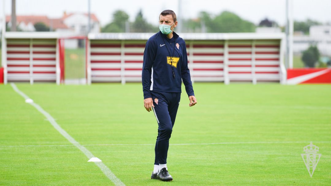 Djukic observa un entrenamiento en el campo número 1 de Mareo Djukic observa un entrenamiento en el campo número 1 de Mareo