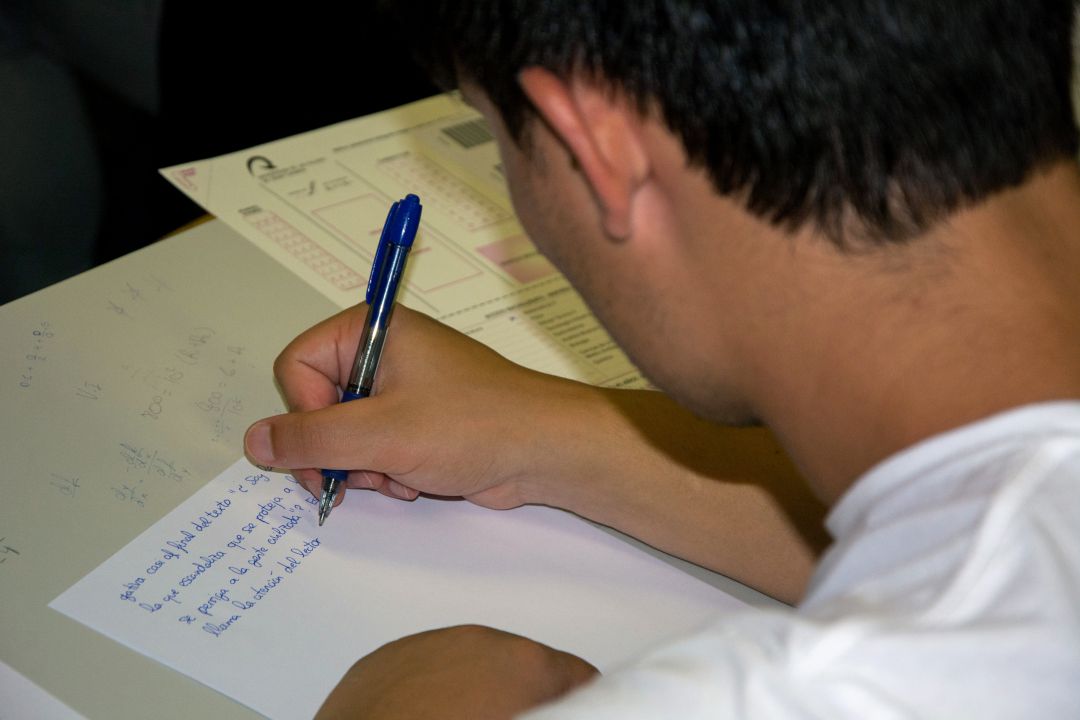 Alumno realizando un examen de la EBAU Alumno realizando un examen de la EBAU