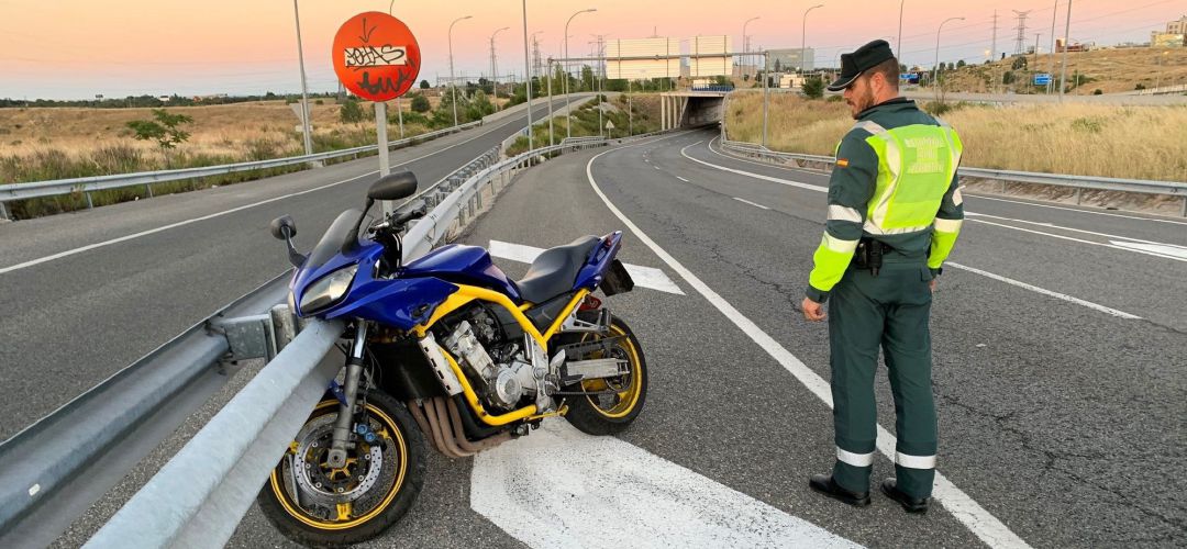 Guardia Civil frente a motocicleta siniestrada Guardia Civil frente a motocicleta siniestrada