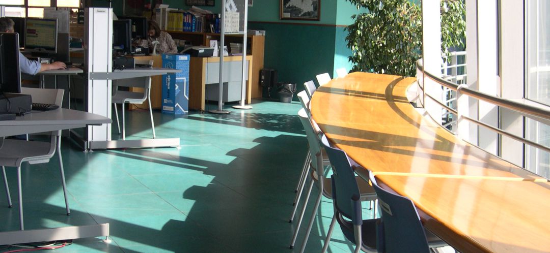 Además de los servicios que se podían realizar (consulta en sala, solicitud de información bibliográfica, préstamo y devolución) se abrirá como sala de estudio. Además de los servicios que se podían realizar (consulta en sala, solicitud de información bibliográfica, préstamo y devolución) se abrirá como sala de estudio.