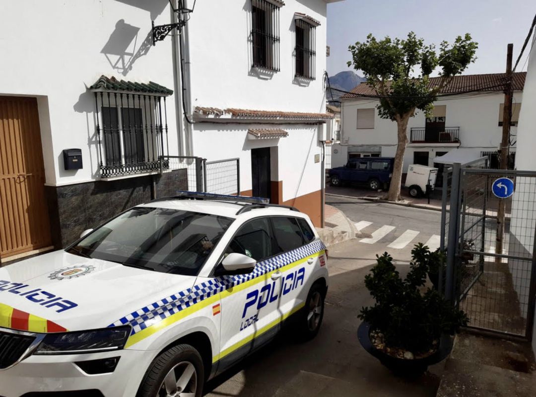 La policia local controla los accesos a la vivienda donde se han detectado los contagios La policia local controla los accesos a la vivienda donde se han detectado los contagios