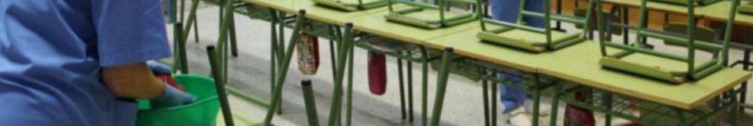 Varias trabajadoras limpian el aula de un colegio de Primaria Varias trabajadoras limpian el aula de un colegio de Primaria