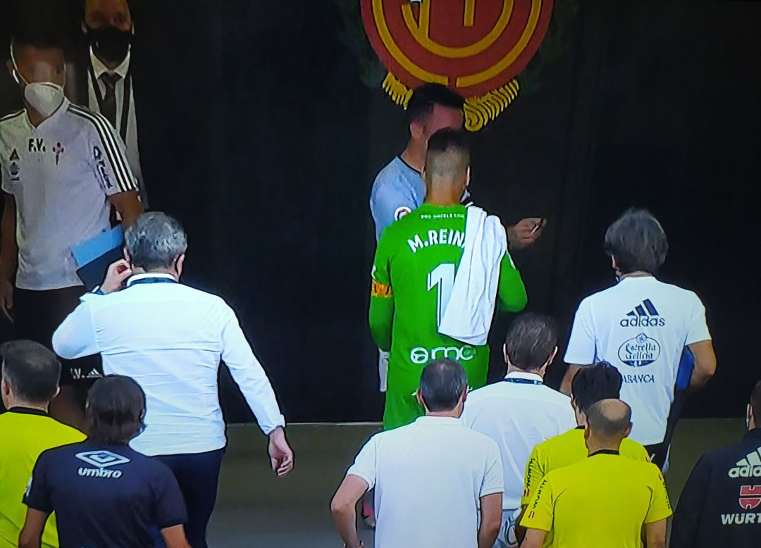 Momento en el que Aspas enseña las imágenes a Manolo Reina. Momento en el que Aspas enseña las imágenes a Manolo Reina.