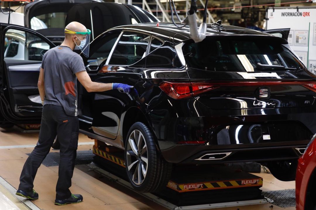 Un trabajador de la línea de producción del Seat León de la fábrica de Martorell (Barcelona) de Seat. Un trabajador de la línea de producción del Seat León de la fábrica de Martorell (Barcelona) de Seat.