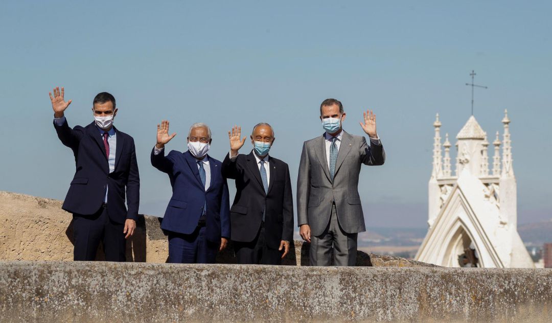 El presidente del Gobierno, Pedro Sánchez, el rey Felipe, junto con presidente portugués Marcelo Rebelo de Sousa y el primer ministro luso Antonio Costa. El presidente del Gobierno, Pedro Sánchez, el rey Felipe, junto con presidente portugués Marcelo Rebelo de Sousa y el primer ministro luso Antonio Costa.