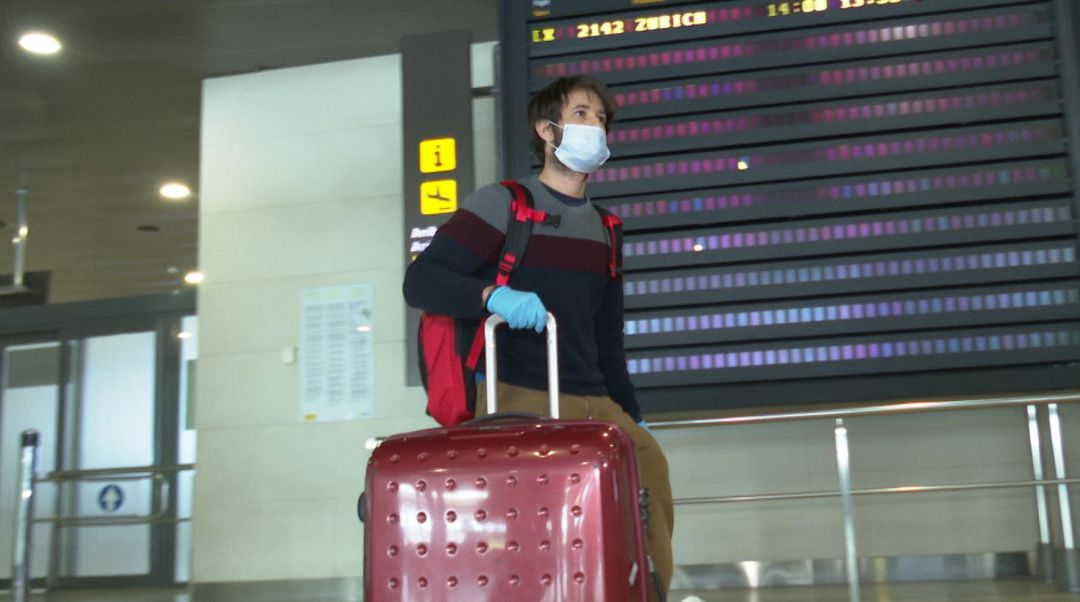 Aterriza el primer vuelo internacional en el aeropuerto de Manises (Valencia). Aterriza el primer vuelo internacional en el aeropuerto de Manises (Valencia).
