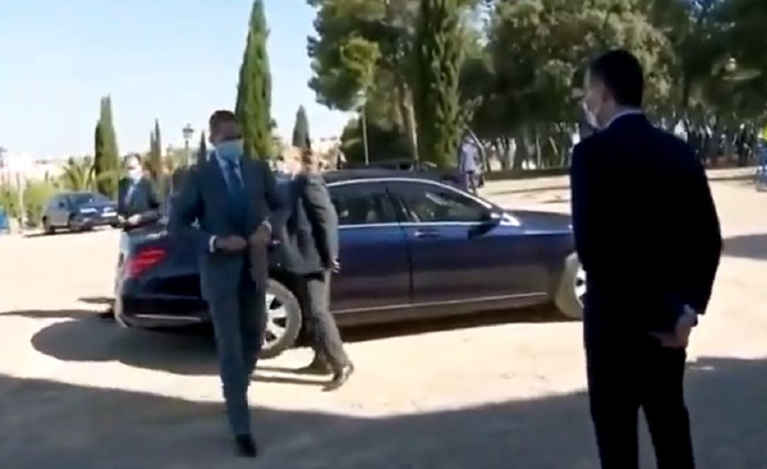 El lapsus del rey Felipe VI al saludar a Pedro Sánchez en la apertura de fronteras con Portugal El lapsus del rey Felipe VI al saludar a Pedro Sánchez en la apertura de fronteras con Portugal