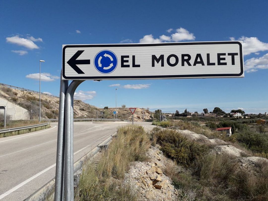 Señal que indica la dirección de la partida rural Señal que indica la dirección de la partida rural