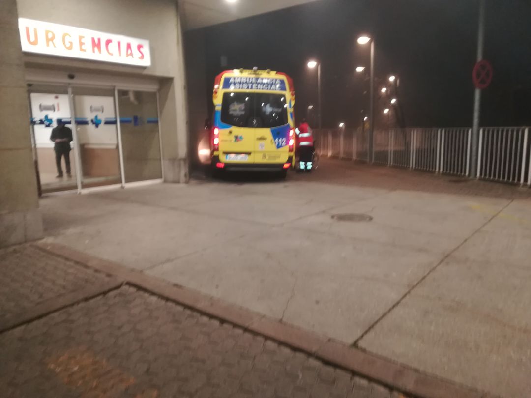 Imagen de archivo de una ambulancia en la entrada de Urgencias del Hospital Santos Reyes Imagen de archivo de una ambulancia en la entrada de Urgencias del Hospital Santos Reyes