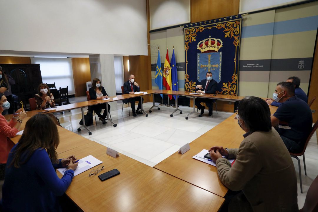 El Presidente del Principado, Adrián Barbón, presidió la reunión entre su gobierno y ambas formaciones políticas El Presidente del Principado, Adrián Barbón, presidió la reunión entre su gobierno y ambas formaciones políticas