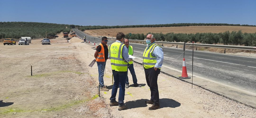 El delegado de Fomento, Jesús Estrella, visita las obras de la A-302. El delegado de Fomento, Jesús Estrella, visita las obras de la A-302.