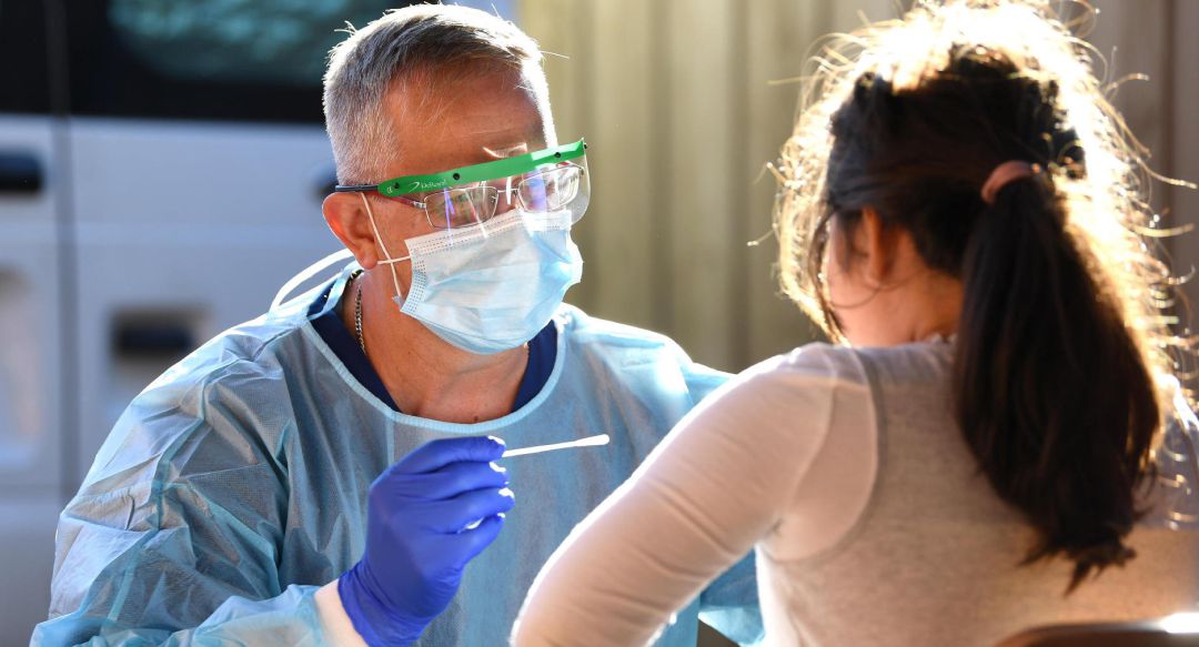 Un enfermero realiza el test de coronavirus a una paciente. Un enfermero realiza el test de coronavirus a una paciente.