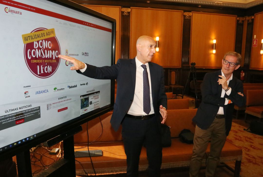 El alcalde leonés y el presidente de la Cámara de Comercio presentan lña nueva aplicación para descargarse los bonos descuento El alcalde leonés y el presidente de la Cámara de Comercio presentan lña nueva aplicación para descargarse los bonos descuento