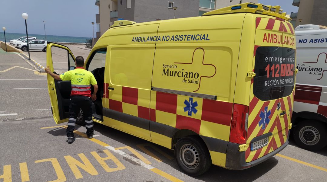 Imagen de una de las ambulancias que refuerzan el servicio en las zonas de playa Imagen de una de las ambulancias que refuerzan el servicio en las zonas de playa