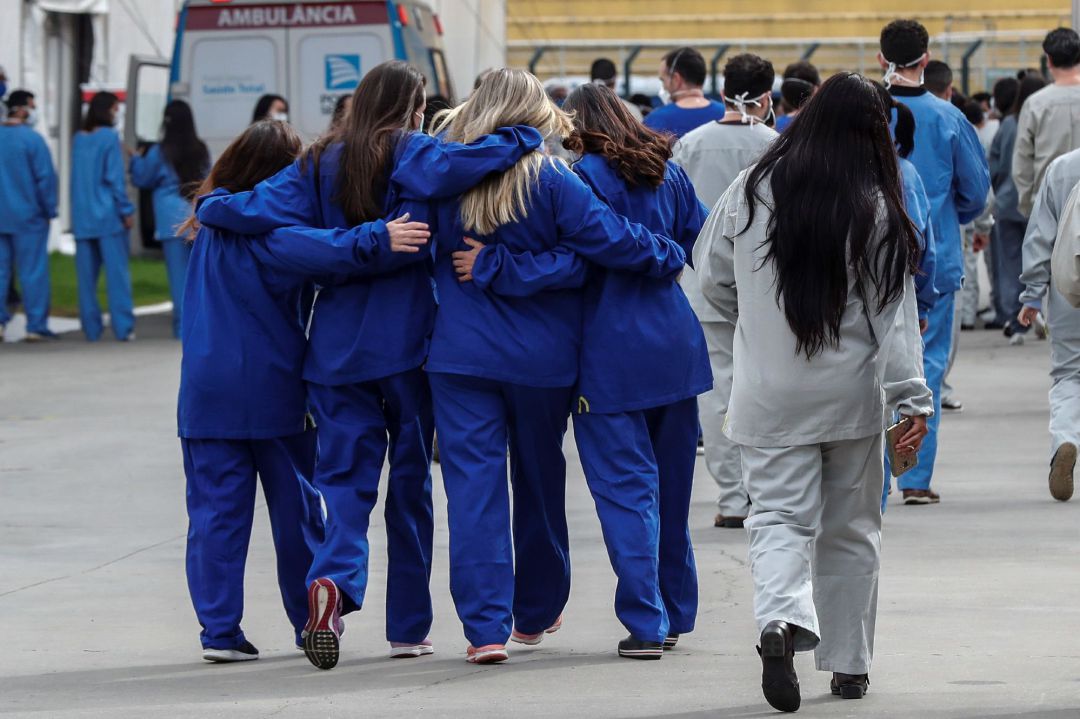 Sanitarias se abrazan en plena lucha contra la pandemia. Sanitarias se abrazan en plena lucha contra la pandemia.