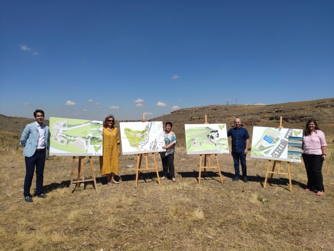 Clara Luquero presenta el proyecto de recuperación del Valle de Tejadilla junto a varios concejales del equipo de Gobierno Clara Luquero presenta el proyecto de recuperación del Valle de Tejadilla junto a varios concejales del equipo de Gobierno